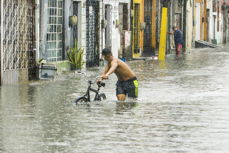 Rua Tenente Roma, no bairro Aerolândia, alagada após chuvas intensas desta semana em Fortaleza