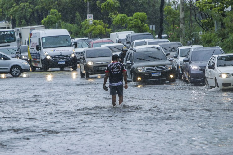 ￼ALAGAMENTO na avenida Raul Barbosa, no bairro Aerolândia, após maior chuva do ano no Ceará