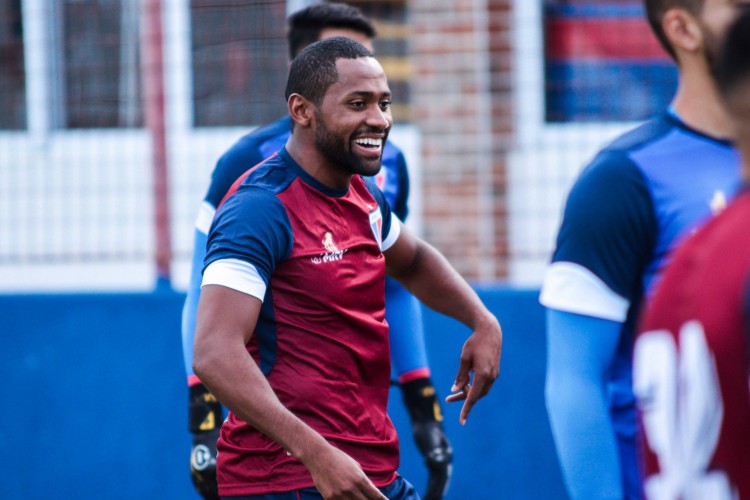 Lateral-direito e zagueiro Tinga em treino do Fortaleza no Centro de Excelência Alcides Santos, no Pici