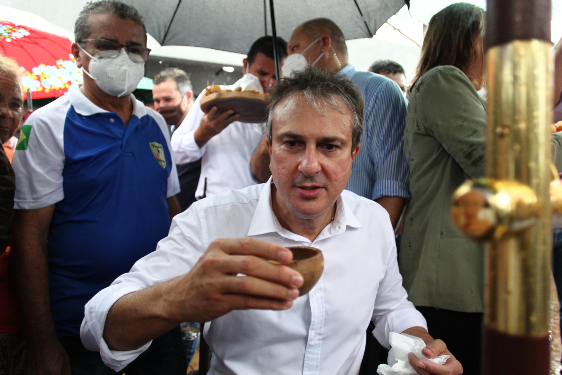 Camilo toma caldo de peixe na inauguração do polo gastronômico da Sabiaguaba (Foto: FABIO LIMA)