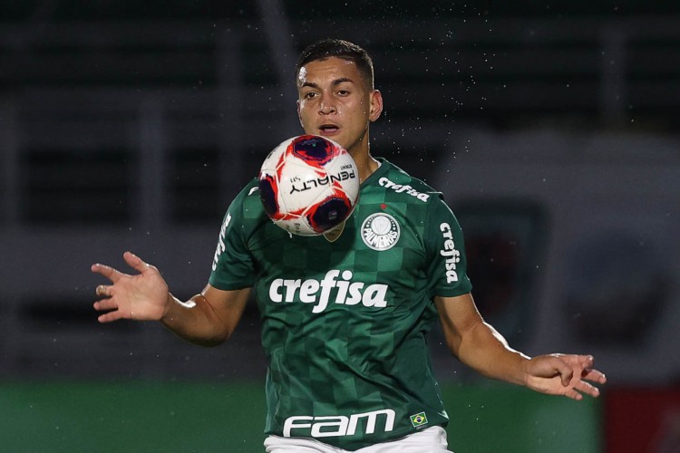 Zagueiro Renan com a bola no jogo RB Bragantino x Palmeiras, no Nabi Abi Chedid, pelo Campeonato Paulista 2021