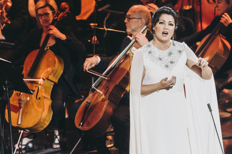 A artista russa Anna Netrebko cancelou uma série de shows que faria pela Europa em março