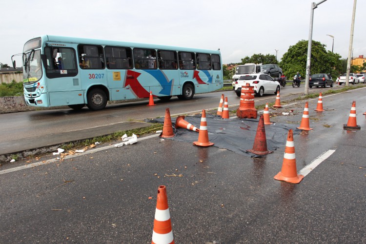 Buraco aberto no viaduto da av. Oliveira Paiva durante a manhã desta quarta-feira, 30