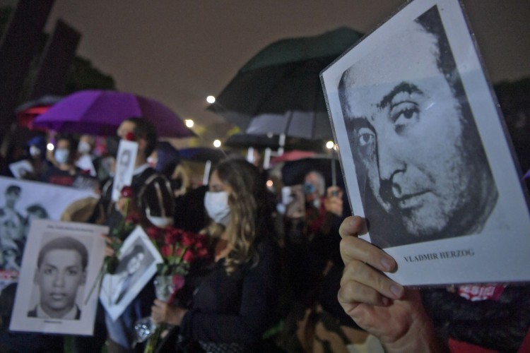 Fotos de pessoas mortas ou desaparecidas durante a ditadura de 1964-1985, durante uma manifestação no 58º aniversário do golpe militar no Parque do Ibirapuera, em São Paulo, Brasil, em 31 de março de 2022.
