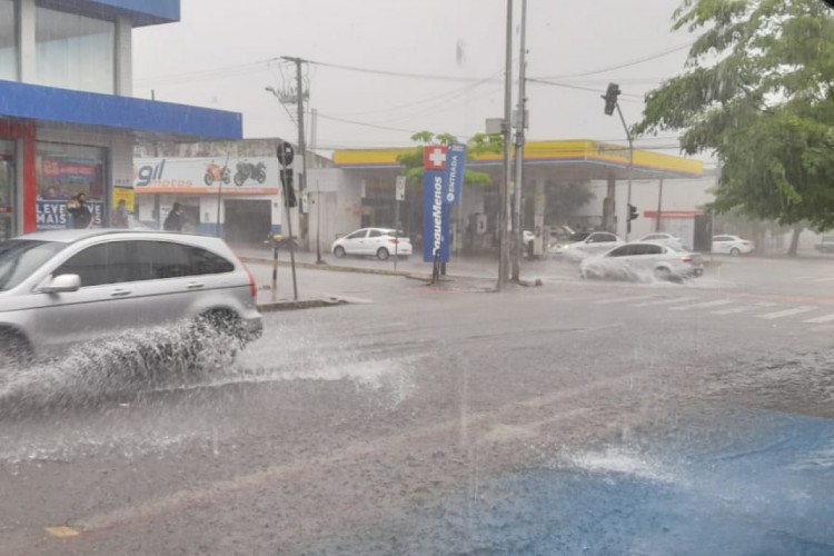 Avenida Gomes de Matos, no Montese, em Fortaleza