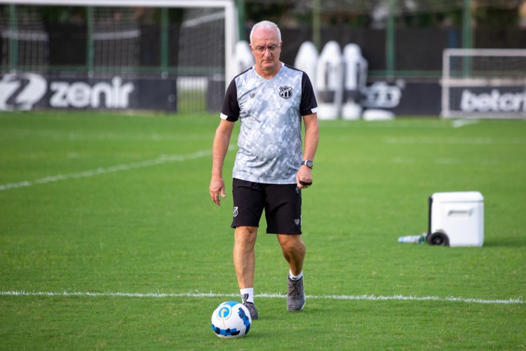 Técnico Dorival Júnior em treino do Ceará no estádio Carlos de Alencar Pinto, em Porangabuçu