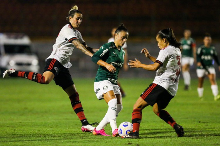 Palmeiras joga contra o Flamengo hoje, sexta, 1°, pelo Brasileirão Feminino 2022; veja onde assistir ao vivo e horário. 