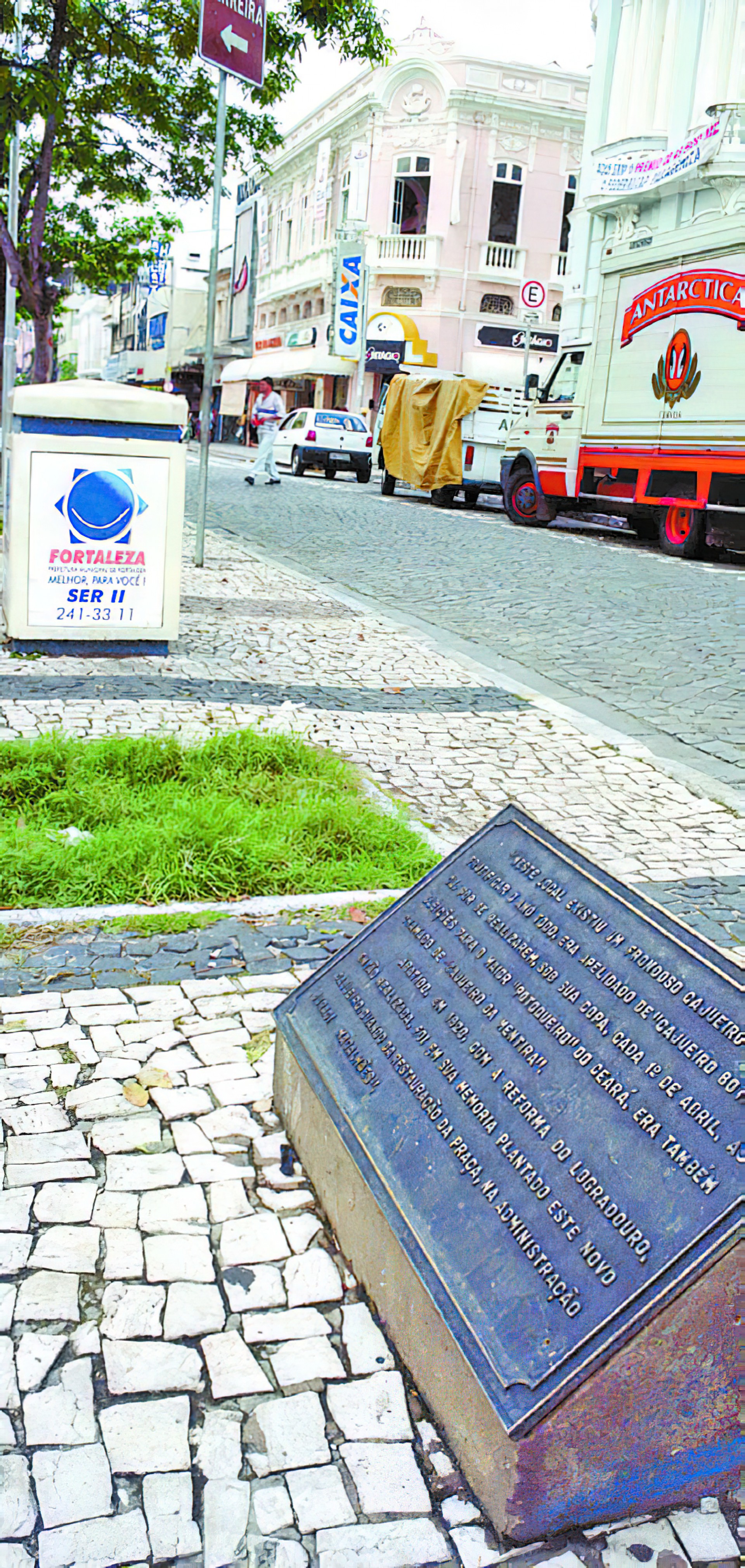 Placa do Cajueiro Botador, conhecido como Cajueiro da Mentira, em registro do O POVO de Marcos Studart em 18/4/2000