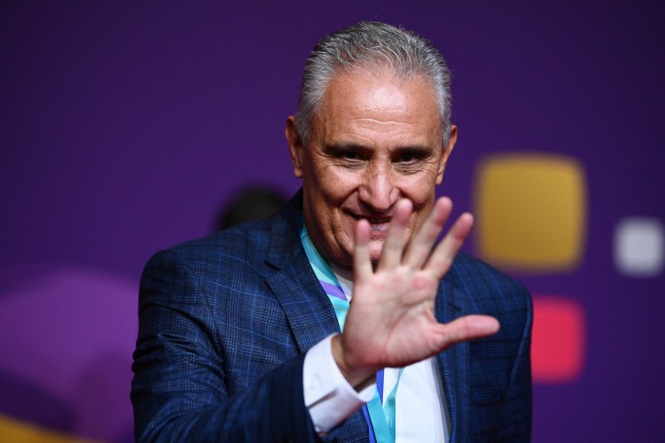 Técnico Tite, da seleção brasileira, acena na chegada ao sorteio de grupos da Copa do Mundo 2022, em Doha, no Catar