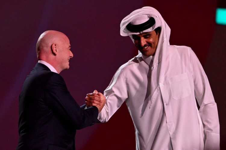 Gianni Infantino, presidente da Fifa, e Emir Sheikh Tamim bin Hamad al-Thani no sorteio de grupos da Copa do Mundo de 2022 em Doha, no Catar