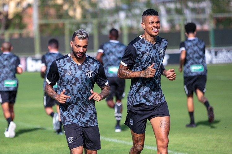 O volante Richard e o lateral-direito Michel Macedo em treino do Ceará no estádio Carlos de Alencar Pinto, em Porangabuçu 