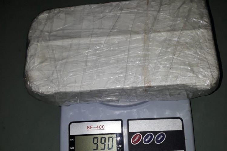 Tablete de cocaína encontrado na bolsa da mulher pesava aproximadamente 1 kg, segundo informou a Polícia Civil 