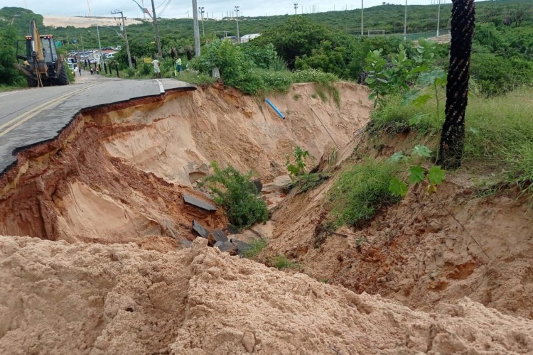 Trecho da rodovia CE-371, que dá acesso à praia de Canoa Quebrada, em Aracati, cede na madrugada deste sábado, 2