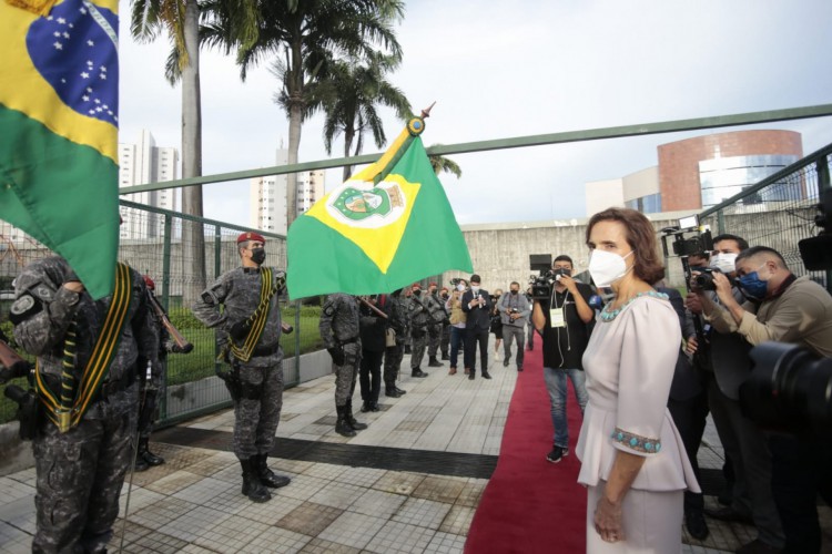 Governadora Izolda Cela ao passar em revista a tropa