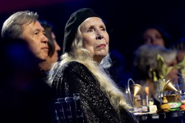 Joni MItchell, 78 anos, foi homenageada no Misicares, evento beneficente que antecede o Grammy