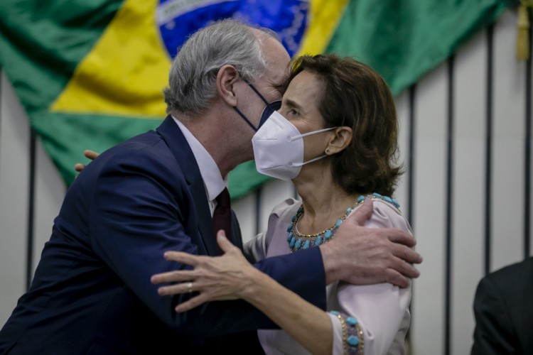 Ciro Gomes cumprimentou Izolda na posse, em 2 de abril, na Assembleia Legislativa