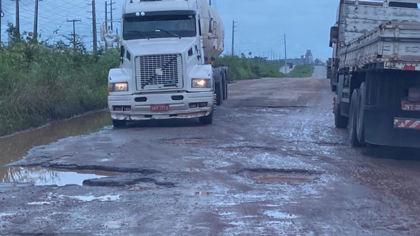 A rodovia estadual está em situação precária, comprometendo a logística das empresas do Complexo do Pecém 