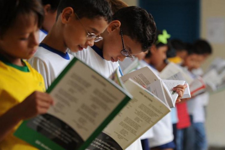 Estudantes com livros didáticos