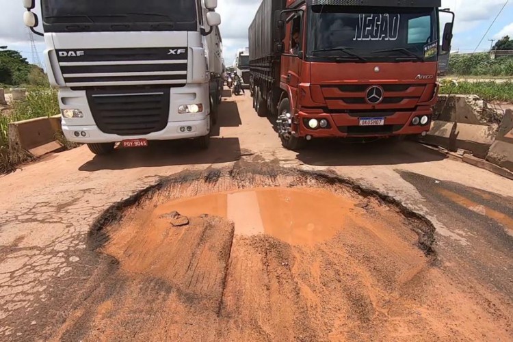 Buraco no 4º Anel Viário causa extenso engarrafamento na BR- 020. O buraco fica próximo ao bairro Cidade Nova, em Maracanaú