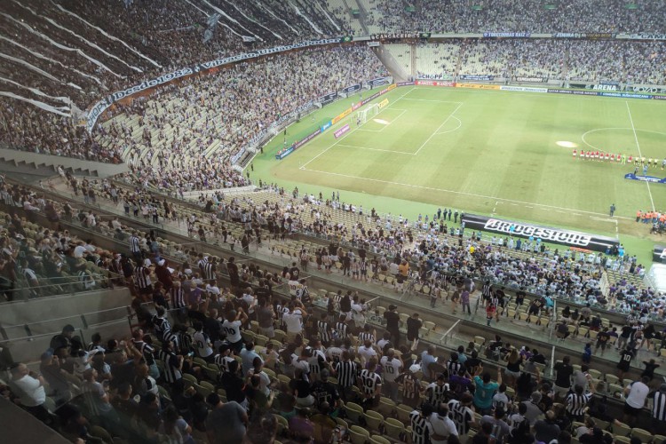 Torcida do Ceará na arquibancada antes da bola rolar para jogo diante do Independiente, pela Copa Sul-Americana. 