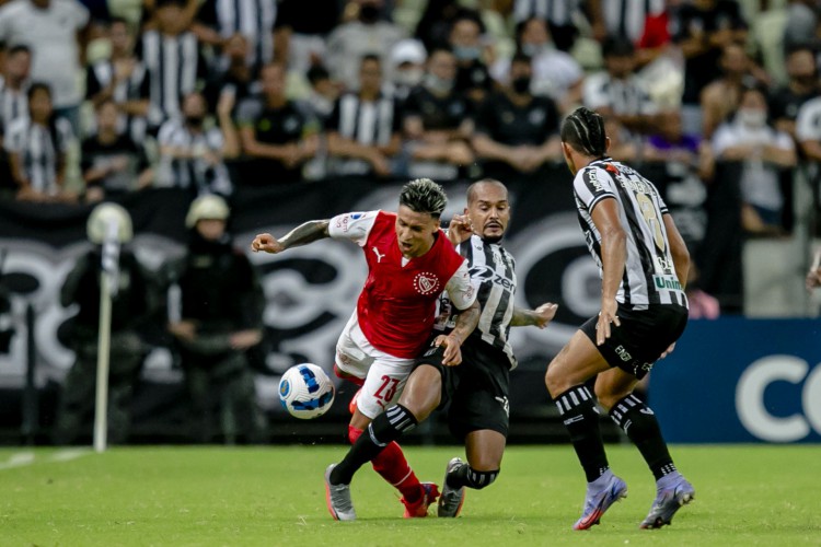 FORTALEZA, CE, BRASIL, 05-04.2022: Ceara x Independiente, pela Sulamericana, na Arena Castelão. em epoca de COVID-19. (Foto:Aurelio Alves/ Jornal O POVO)