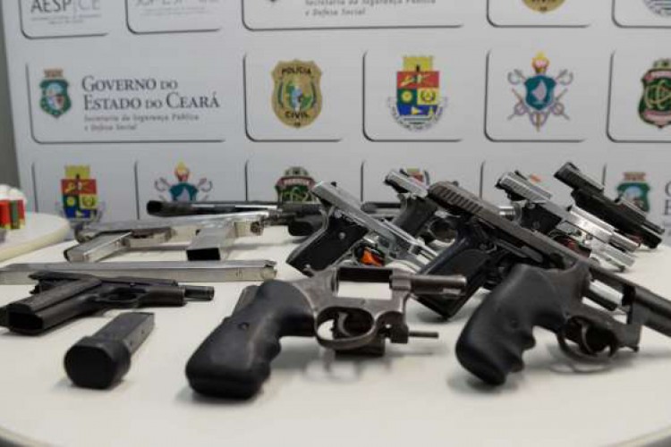 Entre as armas de fogo, foram apreendidas revólver, pistola e espingarda 