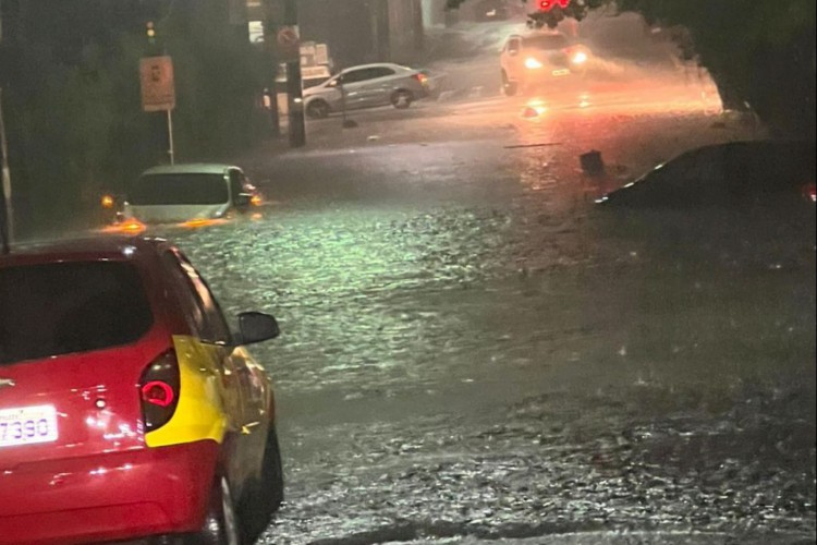 Na rua José Vilar, bairro Meireles, dois carros ficaram submersos em meio ao alagamento de um trecho da via 