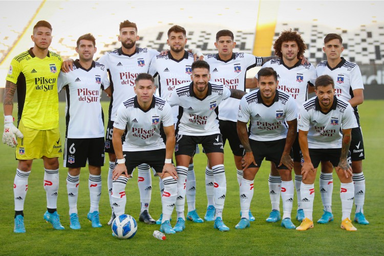 Time do Colo-Colo em jogo contra o Unión La Calera, pelo Campeonato Chileno 