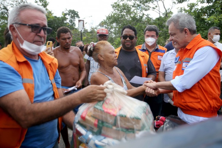 Prefeito Sarto participou da entrega dos kits nesta quarta-feira, 6 