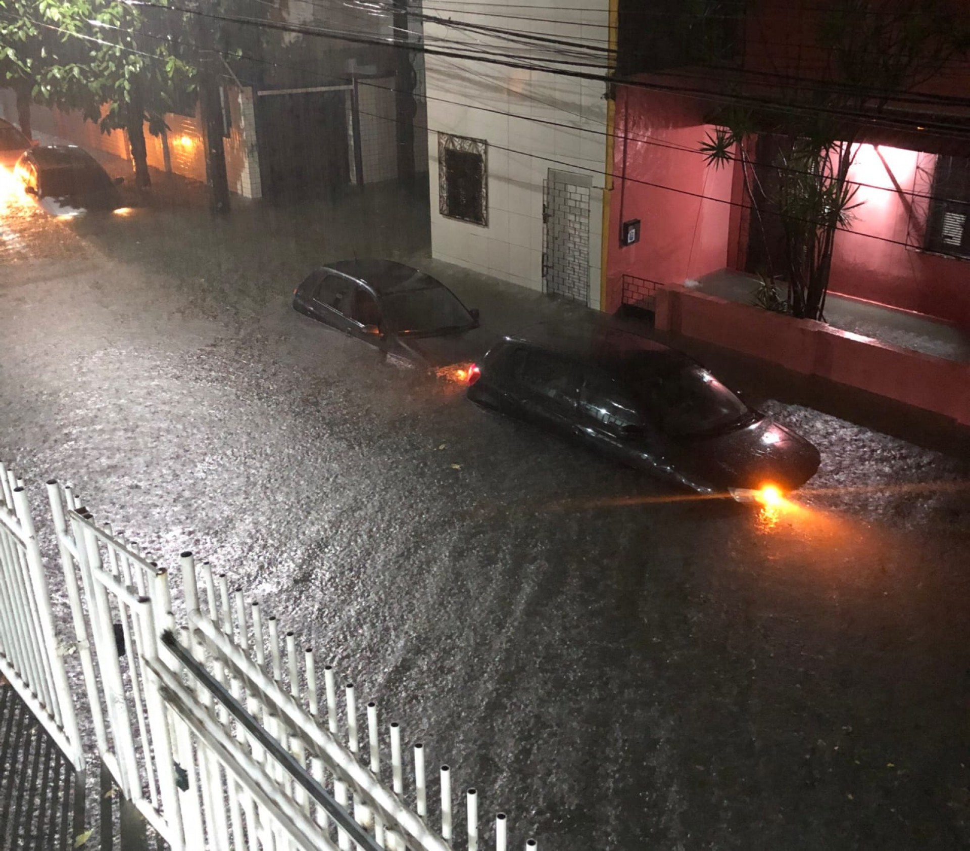 Forte Chuva Deixa Ruas Alagadas E Carros Submersos Em Fortaleza | Farol ...