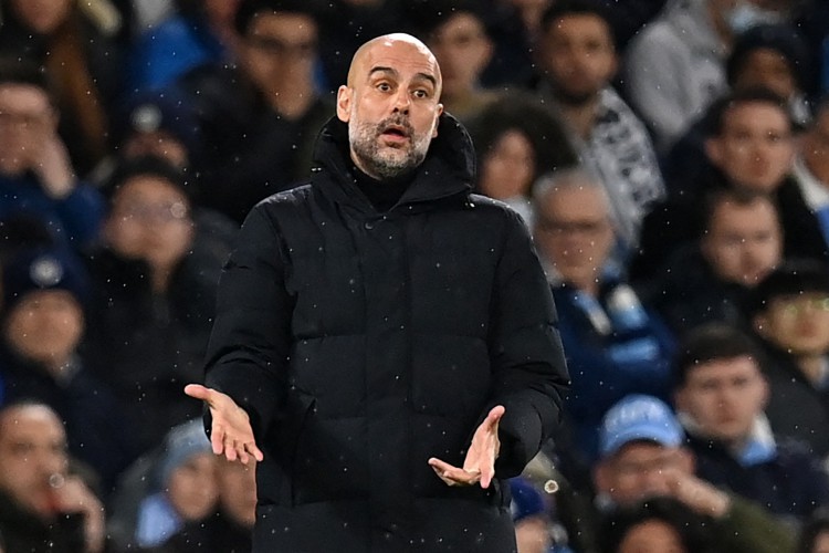 Técnico Pep Guardiola à beira do campo no jogo Manchester City x Atlético de Madrid, no Etihad Stadium, pela Champions League