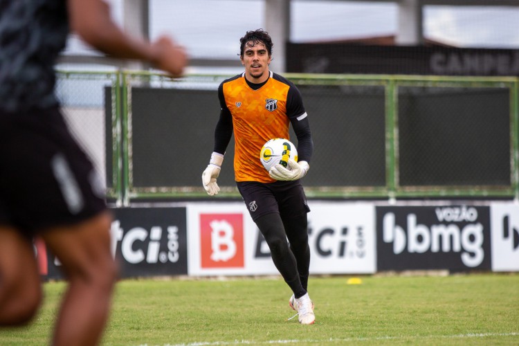 Goleiro Richard com a bola em treino do Ceará no estádio Carlos de Alencar Pinto, em Porangabuçu