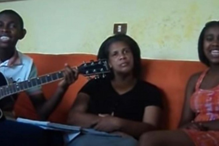 Há dez anos os irmãos Jefferson e Suellen e a mãe, Maria, fizeram um cover da música 