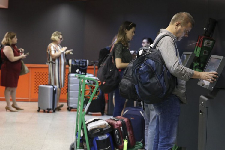 Nova regra relativa ao tamanho da bagagem de mão, que não pode exceder 55 centímetros de altura, 35 de largura e 25 de profundidade, já está em vigor no Aeroporto de Congonhas, em São Paulo.