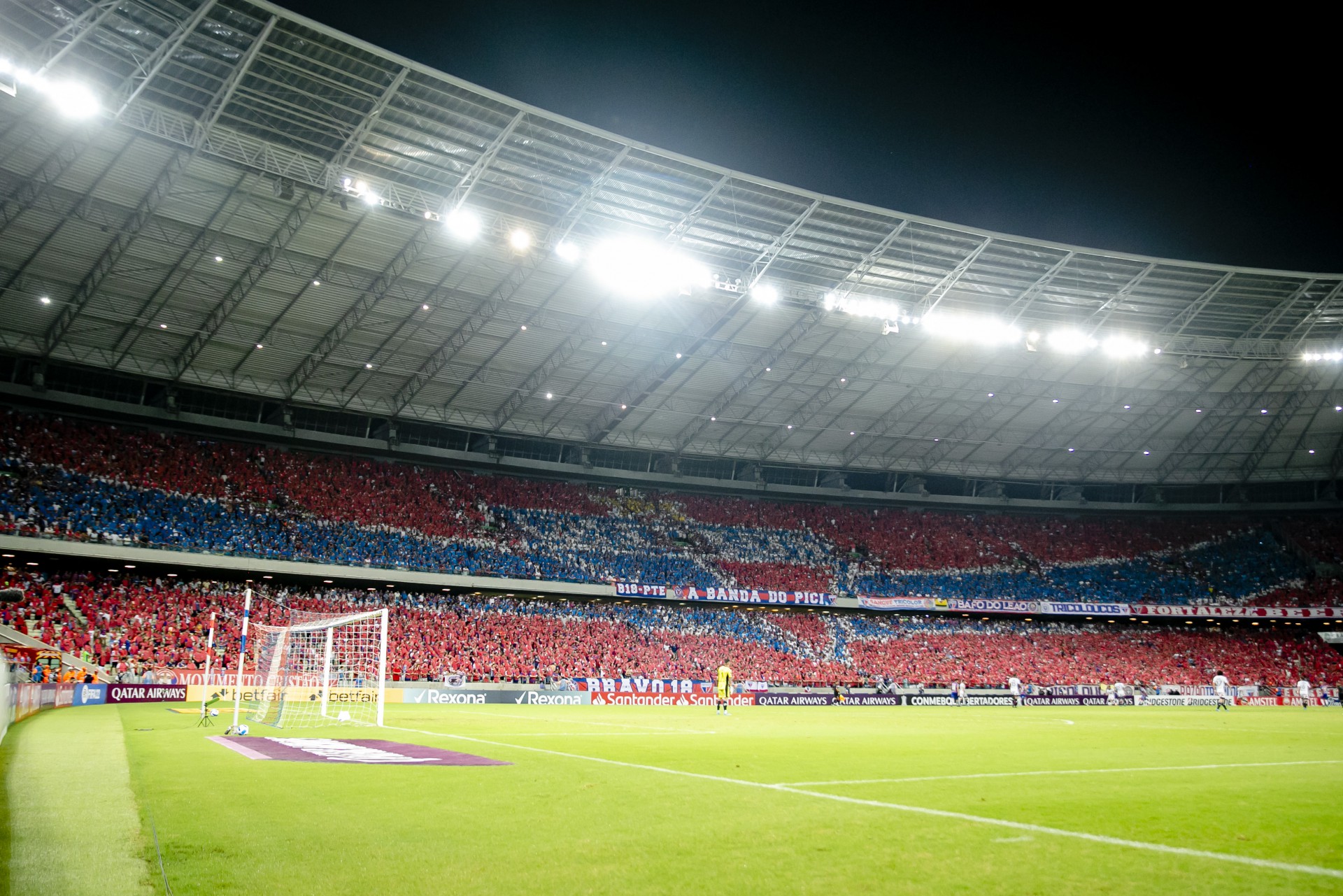 Torcida do Fortaleza faz festa em jogo da Libertadores na Arena