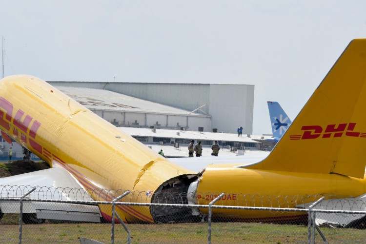 Avião patinou na pista, chegando a uma área de gramado; em seguida, uma das asas quebrou, e a aeronave partiu ao meio