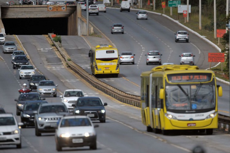 O impacto da greve dos caminhoneiros agora chega ao transporte coletivo do DF, as empresas de ônibus têm estoque de combustível suficiente para, no máximo, domingo