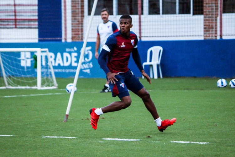 Zagueiro Brayan Ceballos em treino do Fortaleza no Centro de Excelência Alcides Santos, no Pici