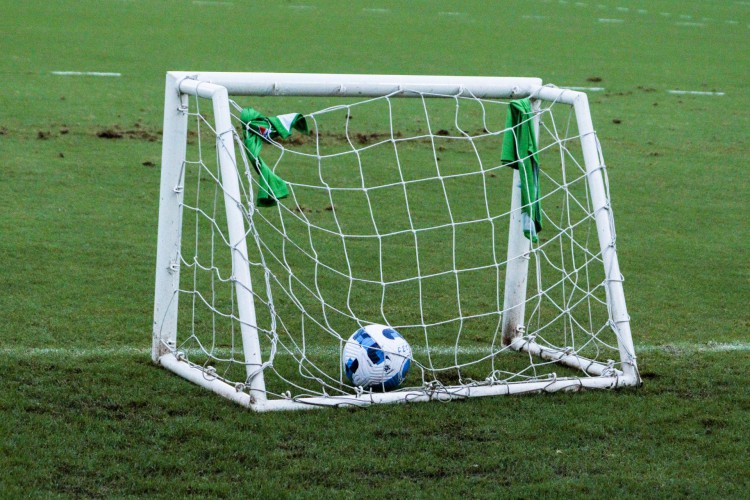 Bola dentro da trave de golzinho em treino do Fortaleza no Centro de Excelência Alcides Santos, no Pici