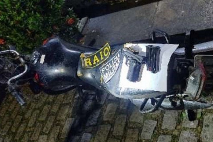 Uma pistola foi apreendida com os suspeitos, assim como a moto utilizada na ação, que possuía queixa de roubo