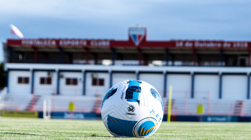 Bola da Copa Libertadores 2022 no gramado em treino do Fortaleza no Centro de Excelência Alcides Santos, no Pici