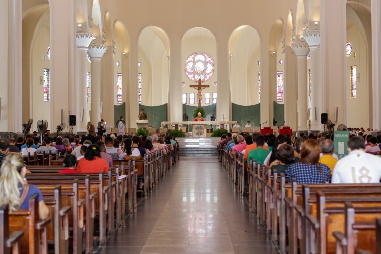 Após dois anos de pandemia, a Catedral de Fortaleza celebra o primeiro Domingo de Ramos presencial. A agenda de missas prossegue até o fim do dia