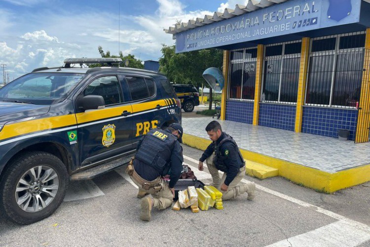 Droga foi encontrada durante abordagem à ônibus