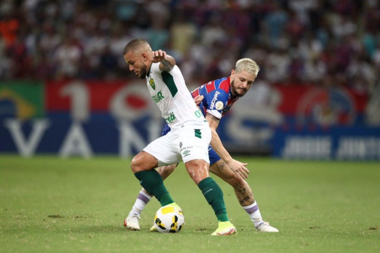 Fortaleza e Cuiabá se enfrentaram pela 1ª rodada do Brasileirão 2022. Na imagem, Lucas Crispim  participa de disputa de bola. 