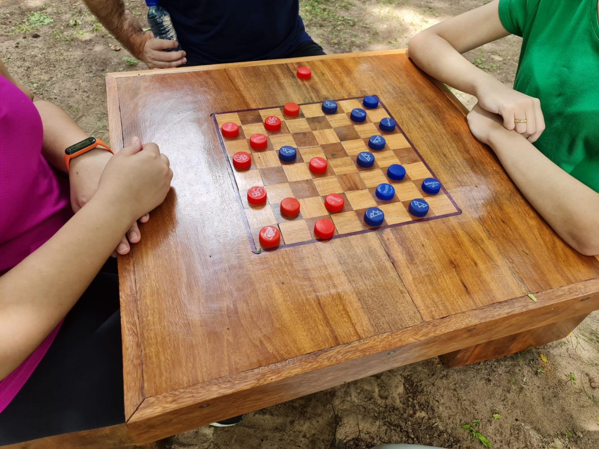 Como jogar Bocha utilizando tampinhas 