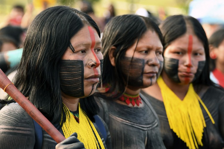 Indígenas brasileiros de várias tribos participam de protesto contra o presidente Jair Bolsonaro em frente ao Congresso Nacional, em Brasília, em 9 de abril de 2022. O protesto anual de 10 dias Terra Livre é realizado por indígenas vindos de todo o Brasil e convoca para maior proteção de suas terras e direitos.
