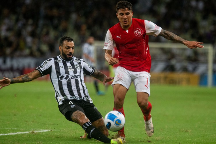 O brasileiro Ceara Míchel Macedo (esquerda) disputa a bola com o argentino Independiente colombiano Andrés Roa durante a partida de ida da fase de grupos da Copa Sul-Americana no estádio Arena Castelao, em Fortaleza, Brasil, em 5 de abril de 2022. (Foto de Thiago Gadelha / AFP )