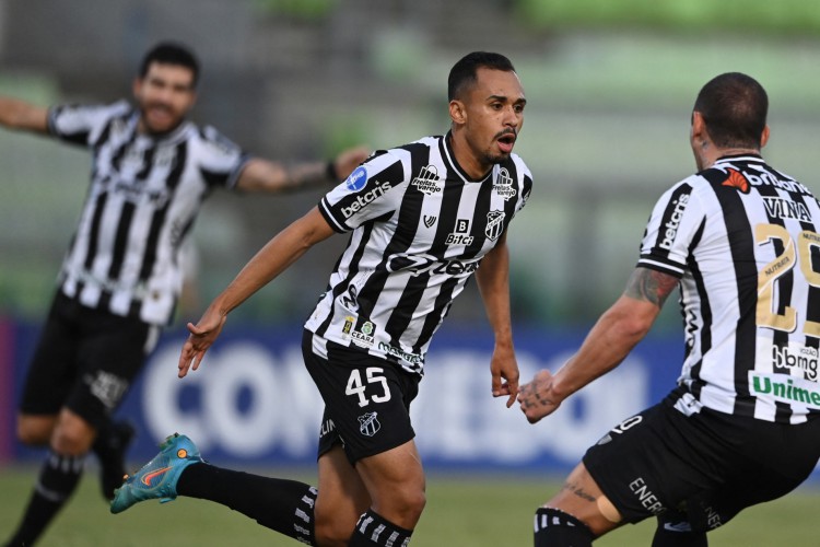 Meia do Ceará, Lima comemora após marcar gol contra o Deportivo La Guaira, da Venezuela