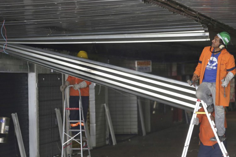 Brasília - Funcionários retiram forro de zinco do teto do viaduto sob a Galeria dos Estados para testes na infra estrutura, a galeria fica ao lado do viaduto que caiu no Eixão Sul (Fabio Rodrigues Pozzebom/Agência Brasil)