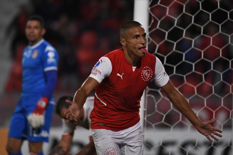 Atacante Leandro Benegas comemora gol no jogo Independiente x General Cabellero, no estádio Libertadores de América, pela Copa Sul-Americana